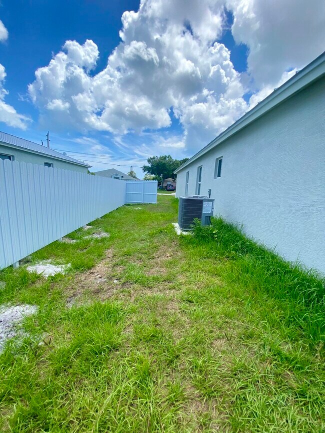 Building Photo - 5807 Raintree Trail