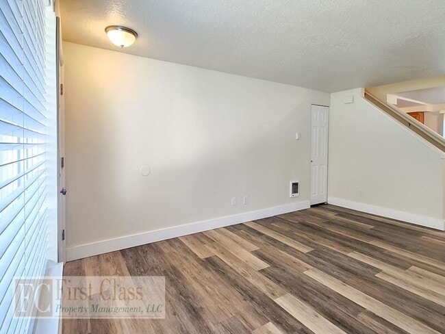 Building Photo - 3022 SE 38th Ct