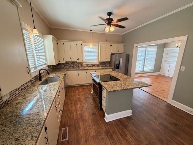 Building Photo - Charming & Spacious 3-Bedroom Home with a Large Fenced Yard!