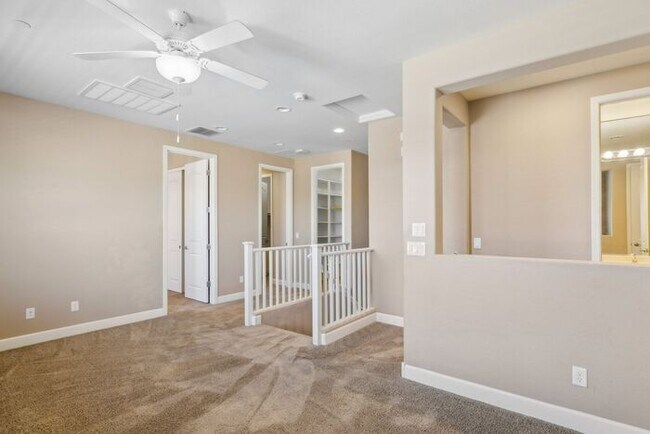 Building Photo - Welcome to this Charming 5 bedroom, 3.5 ba...