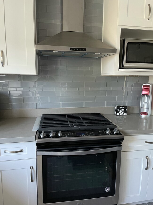 New Stainless steel stove - 13437 Kornblum Ave