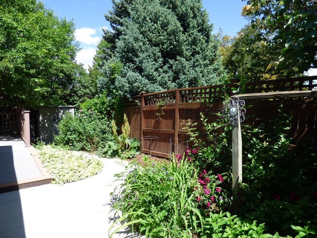 Building Photo - Great Home in a Quiet Neighborhood
