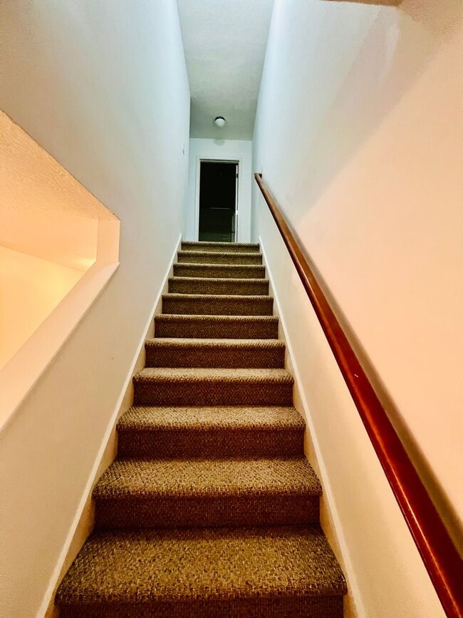 Building Photo - Townhouse Located at Pikes Place