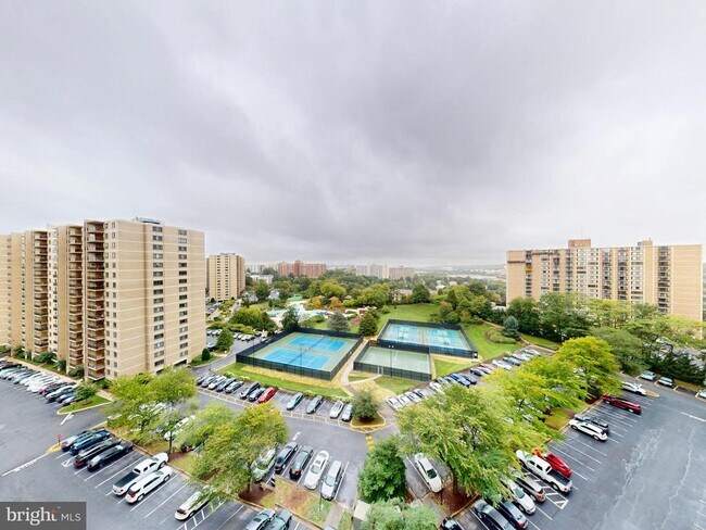 Building Photo - 307 Yoakum Pkwy