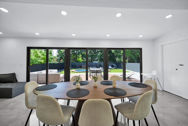 Building Photo - 5313 NE 1st Ave