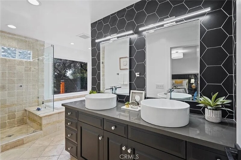 Building Photo - 21171 Colina Dr