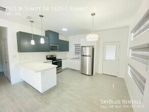 Building Photo - 1621 W Sumitt Dr