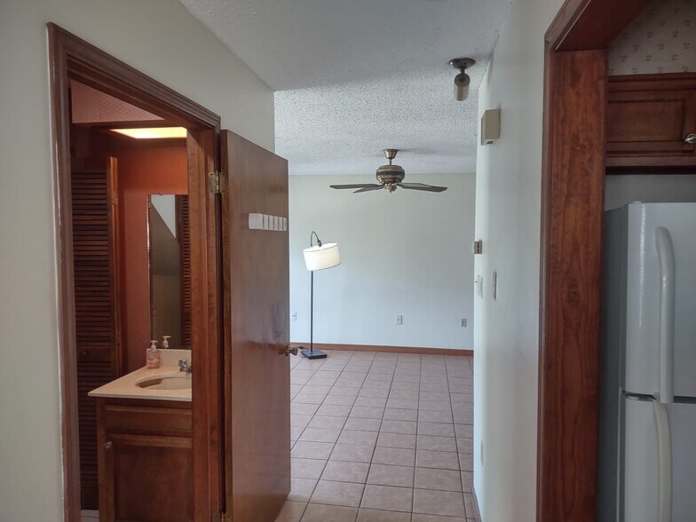 Building Photo - 7912 Bles Ave