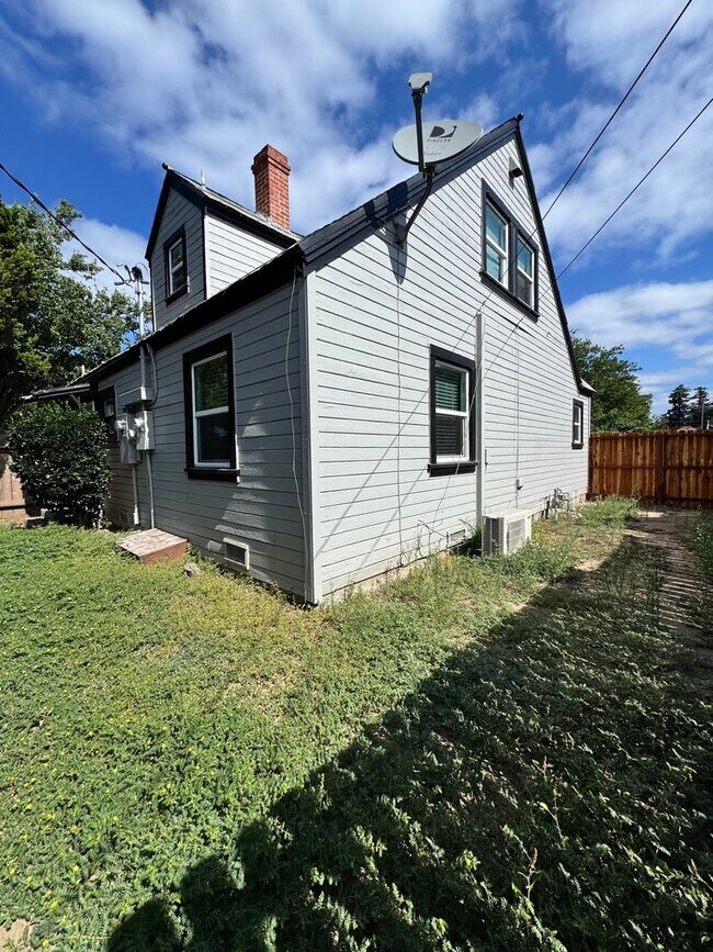 Building Photo - Beautifully updated 1 Bed / 1 Bath Duplex