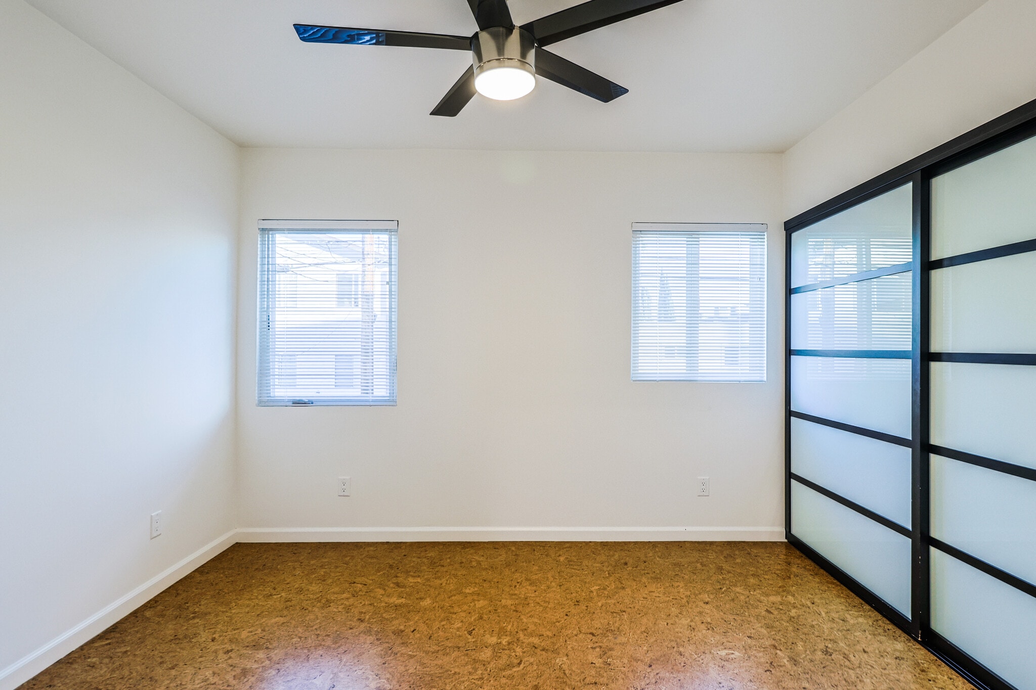 Building Photo - 256 W Tujunga Ave