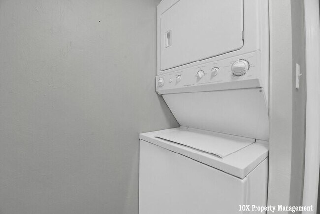 Building Photo - 911 Manor Ln