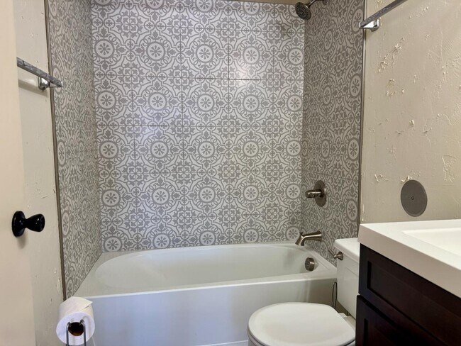 Building Photo - 207 Lake Dr