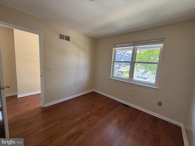 Building Photo - 113 NE Isles Dr