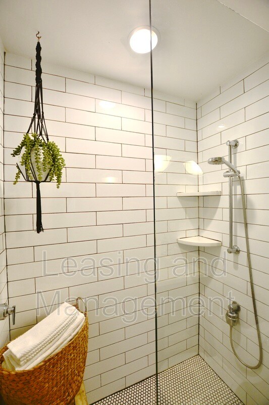 Building Photo - 2057 Middle St