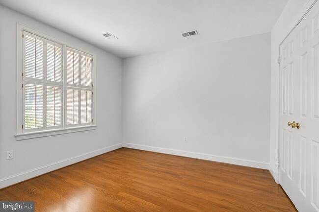 Building Photo - 4422 Westover Pl NW