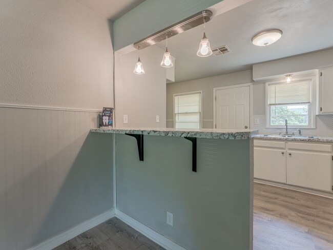 Building Photo - 3 Bedroom 1 Bath Home in Shawnee!
