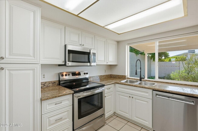 Building Photo - 1321 E Townley Ave