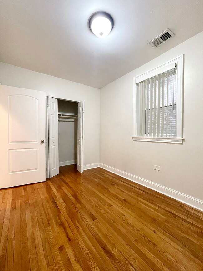 Building Photo - 2449 N Avers Ave