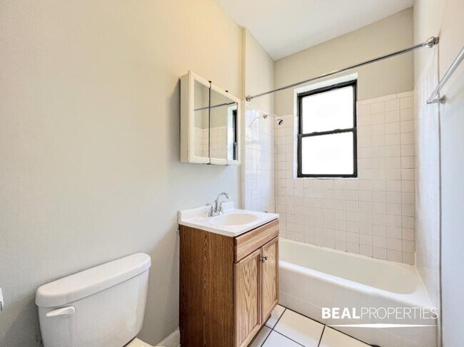 Building Photo - 1 bedroom in CHICAGO IL 60613
