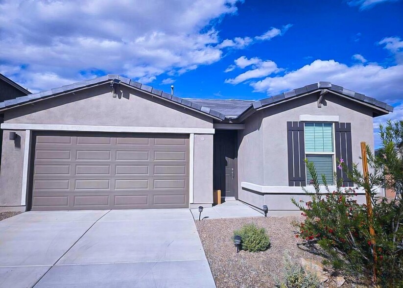 Building Photo - 620 W Calle El Tramo