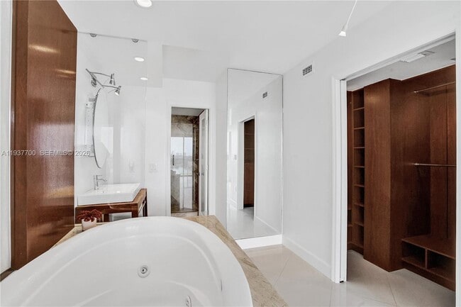 Building Photo - 1351 NE Miami Gardens Dr