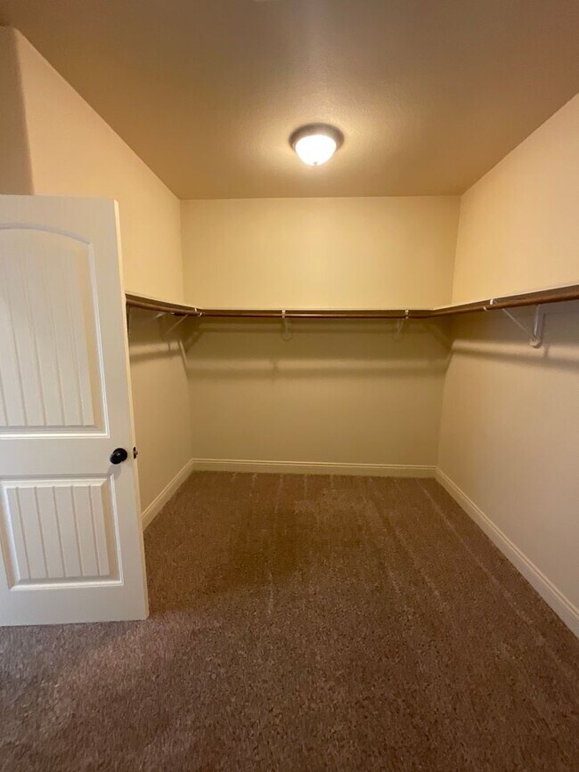 Building Photo - 135 Eagle Pt Dr