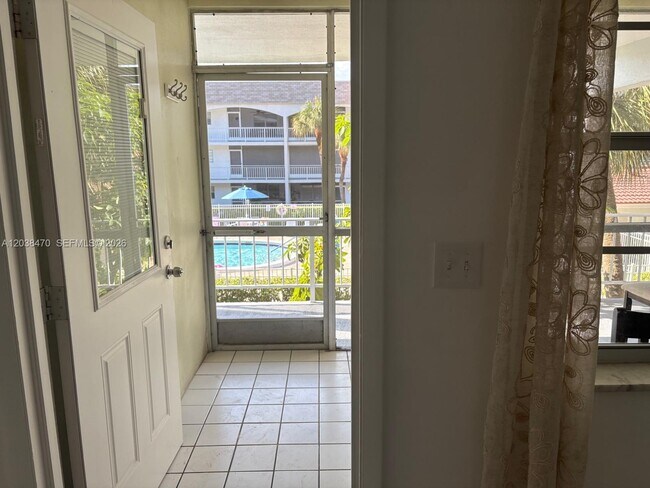 Building Photo - 541 Blue Heron Dr