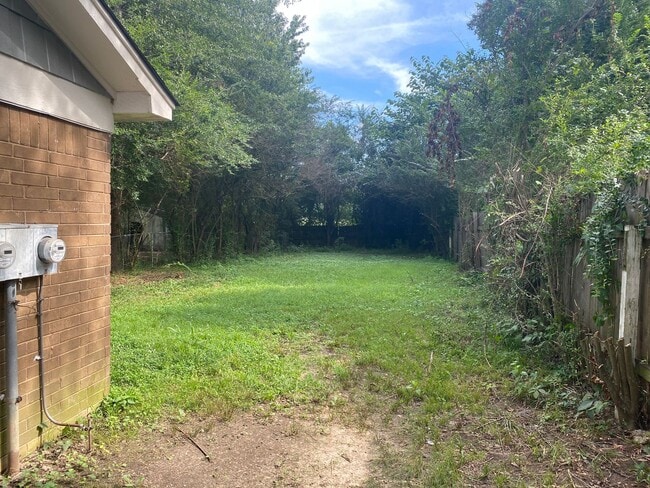 Building Photo - A Joyful 3-Bed Duplex Home!