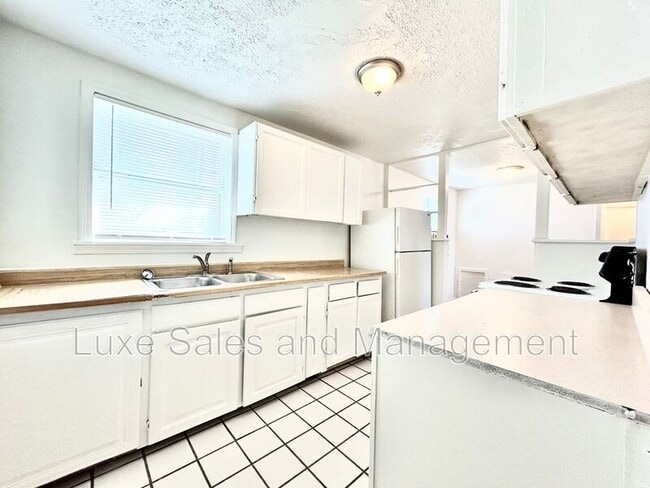 Building Photo - 1700 Karen Dr