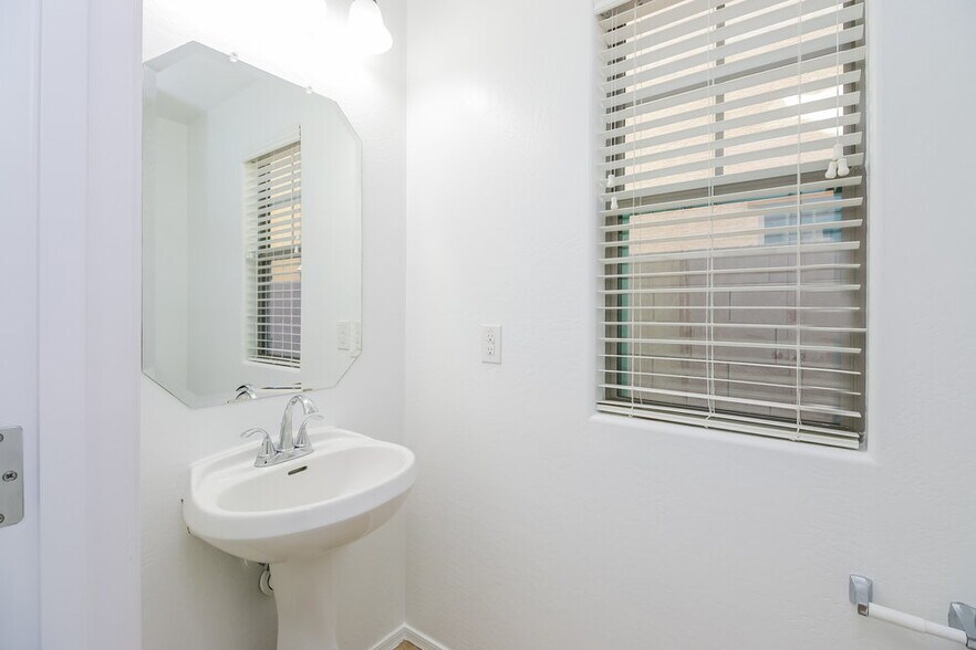 Building Photo - 2494 E Boston St