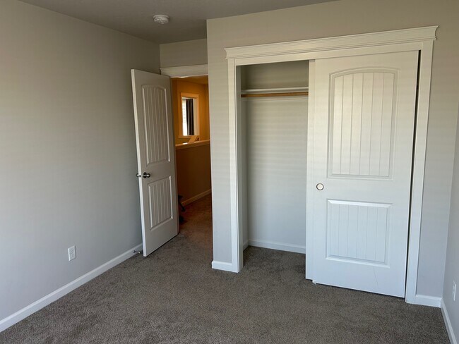 Building Photo - 4546 NE Sagecrest St
