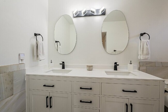 Building Photo - 10610 N 35th St