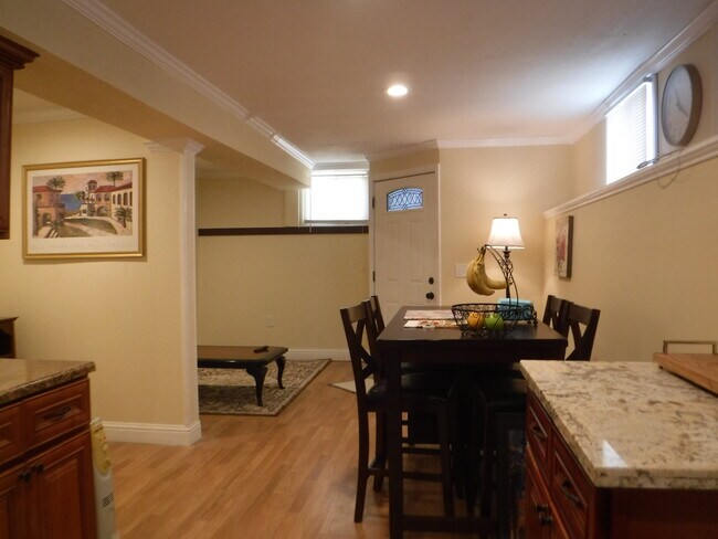 Building Photo - 1053 Park Ave