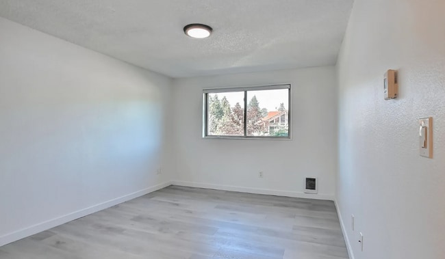 Building Photo - Fully Renovated AUBURN condo