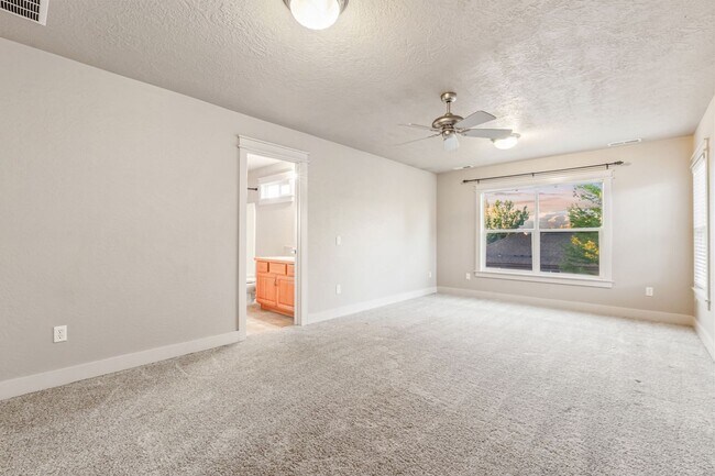 Building Photo - SE BOISE 5BD/3.5BA PLUS OFFICE