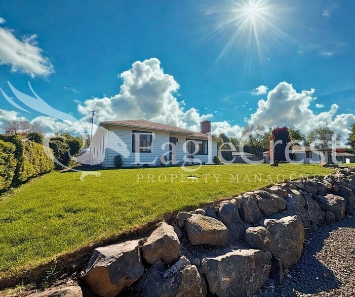 Building Photo - Charming 2 Bed, 2 Bath Home with Updated Kitchen & Outdoor Living Space