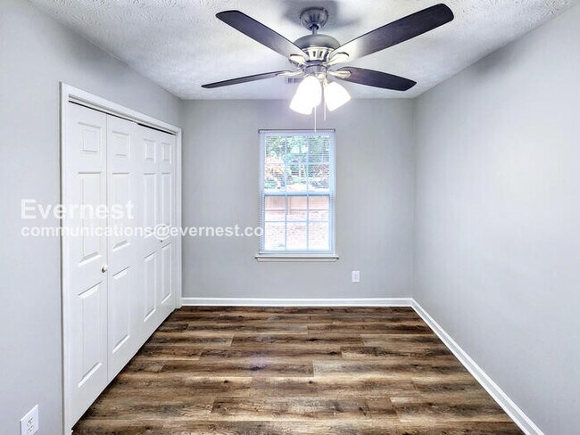 Building Photo - 3 Bed/1.5 Bath Home with Fenced Yard & Garage / Pet-Friendly