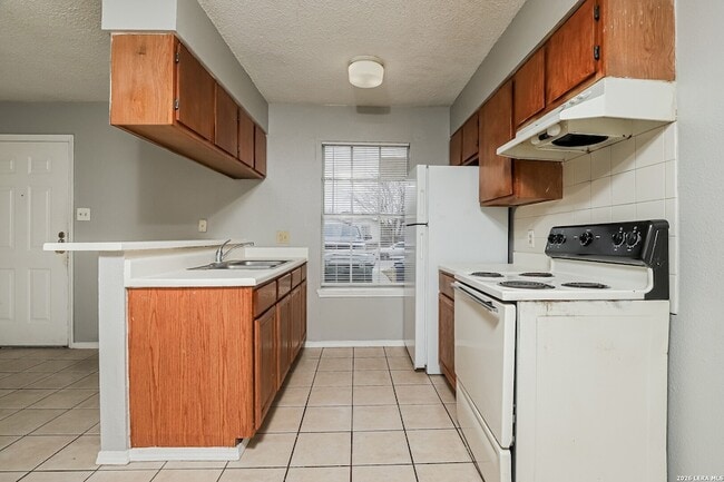 Building Photo - 820 W Olmos Dr