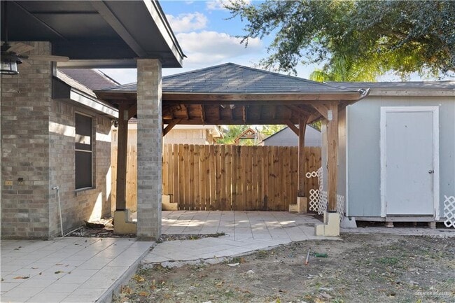 Building Photo - 13 Kiwi Ave