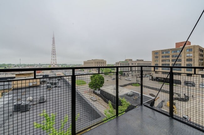 Building Photo - Huge Luxury 2 Story Condo with Private Rooftop Deck!