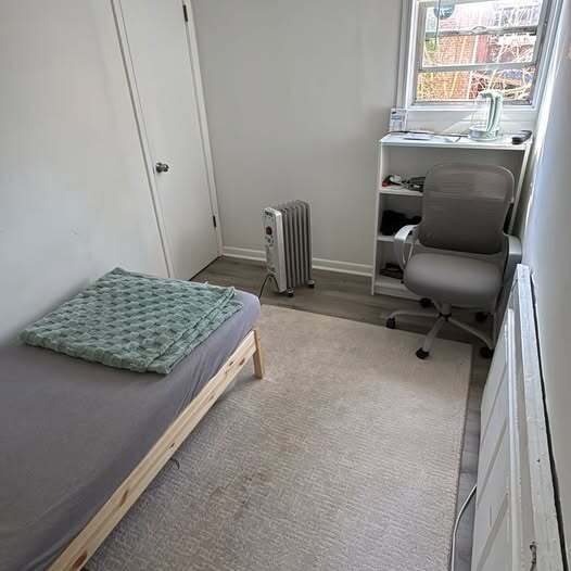 small room for $700 - 114 S Lee St