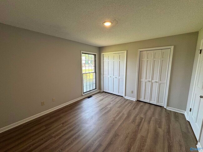 Building Photo - 120 Roy Dr