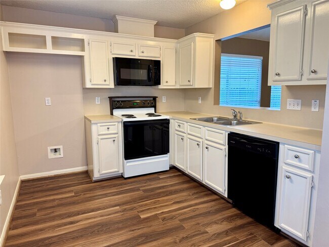 Building Photo - 4006 Hunnington Dr