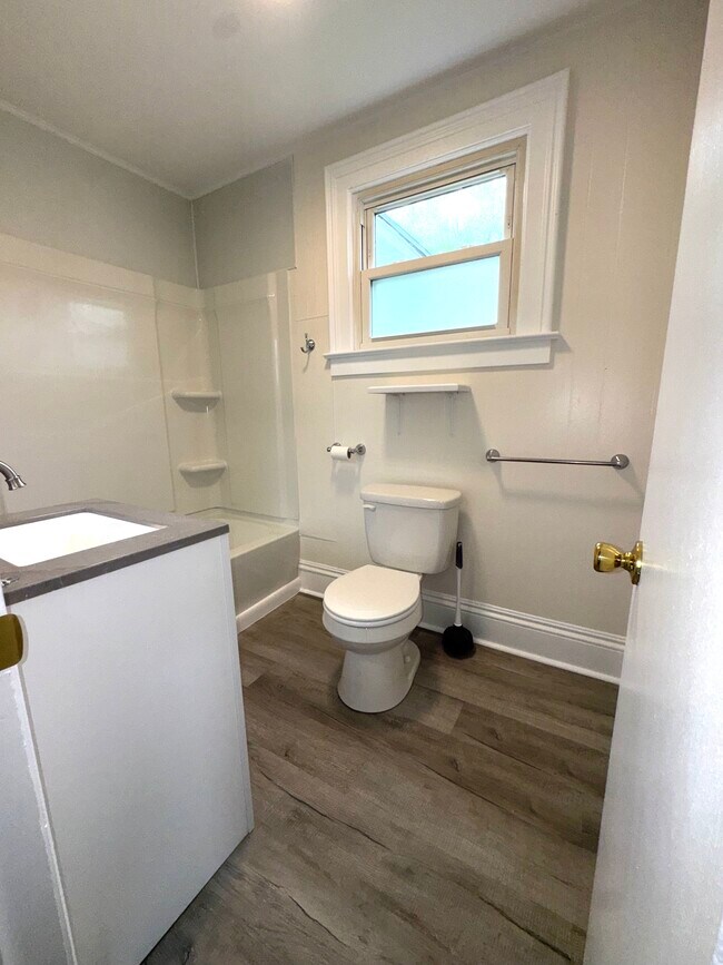 Building Photo - 567 N Walnut St