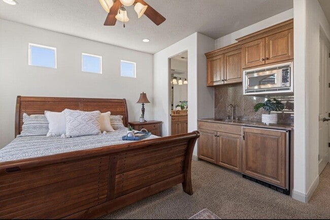 Building Photo - VIEWS AND FURNISHED