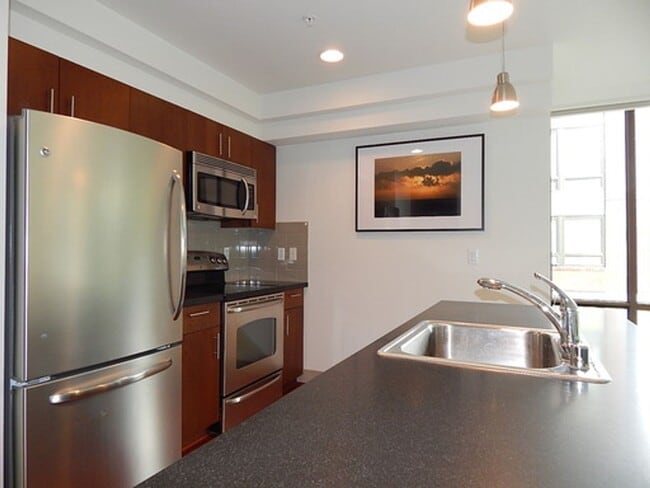Building Photo - 1 bd 1 bath close to UW.  Water/Sewer/Garbage/Parking/Storage included
