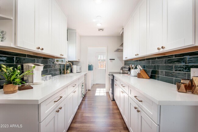 Building Photo - 1301 W Glenrosa Ave