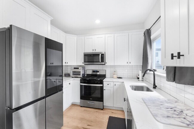 Building Photo - Movie in special, first 1/2 month rent is FREE! Charming 2-Bedroom Condo with 2 Full & 2 Half Bat...