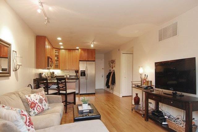 Building Photo - 2036 N Larrabee St