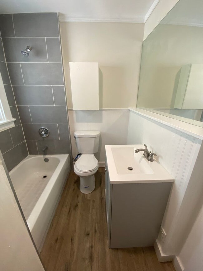 Building Photo - Amazingly Located Home